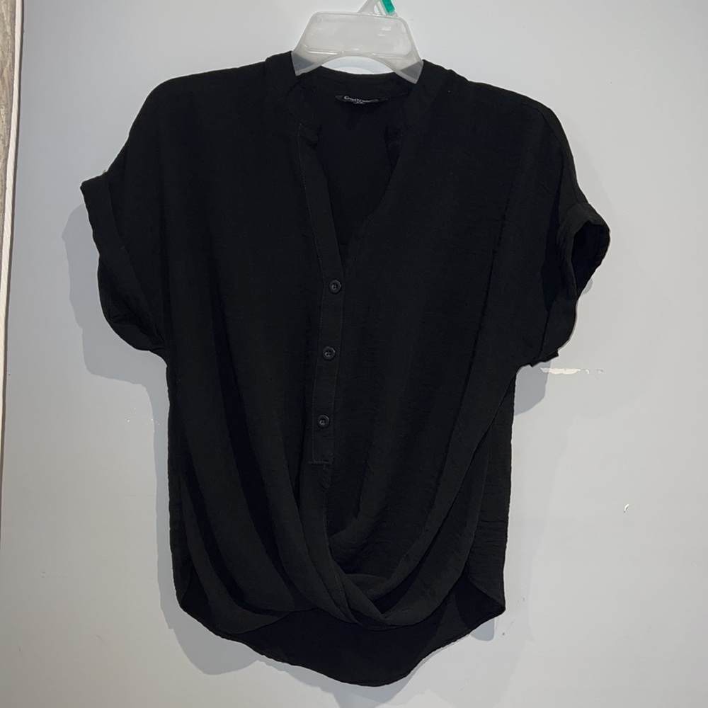George black T-shirt. US 4